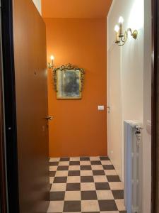 米兰La Marina di Milano - Pier Lombardo的走廊上设有橙色墙壁和 ⁇ 格地板