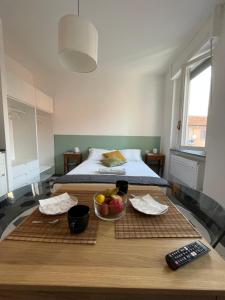 米兰La Marina di Milano - Pier Lombardo的一间房间,配有一张床和一张桌子,还有一碗水果