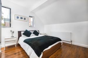 谢菲尔德Meersbrook Luxury Duplex Apartment的一间白色客房内配有一张大床的卧室