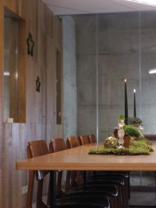 里斯本toctoctoc lisboa的餐桌、椅子和蜡烛