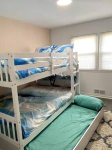 萨默斯波因特Fabulous Family Rancher ! Ocean City NJ Beaches的一间卧室配有两张双层床。