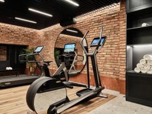 弗罗茨瓦夫Hotel Altus Palace的健身房设有两台跑步机和镜子