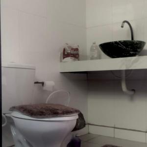 苏佩拉古伊POUSADA CHARMOSA的浴室配有白色卫生间和盥洗盆。