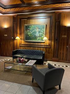 斯特拉斯堡让塞巴斯蒂安巴驰酒店的带沙发和咖啡桌的客厅