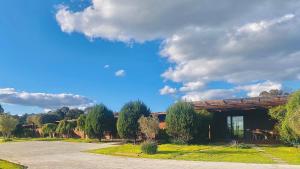 Dixons Creek迪瓦恩隐逸山林小屋的一座蓝天云的建筑