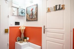 莱克朗兰比塞特尔Paris Homestay of Happyness的橙色和白色的浴室,设有白色的门