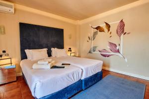 隆达Hotel Ronda Valley的一间卧室配有一张大床,墙上挂着一幅大画