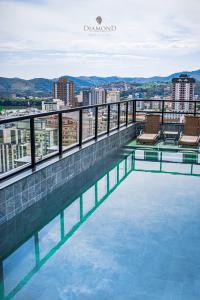 圣洛伦索Diamond Hotéis e Flats的建筑物屋顶上的游泳池