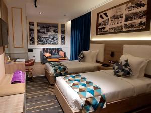 BouzareahAtlantis Air de France - Alger的酒店客房,设有两张床和一张沙发
