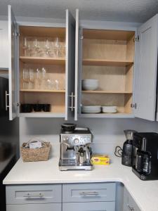 杰克逊维尔Roosevelt Inn的厨房柜台配有咖啡机和玻璃杯