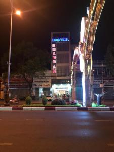 邦美蜀Khách sạn Khang An Buôn Ma Thuột的夜间酒店,带过山车