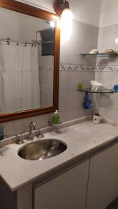 卡塔马卡La Pirca Rosada的浴室的柜台设有水槽和镜子