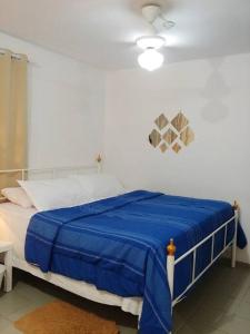 圣斐利-银港Dominican Suite 21, Amazing Apt/Studio (DS21)的一间位于客房内的蓝色床卧室