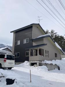 白马村Yuhike House Misorano的雪地里停放一辆货车的房子