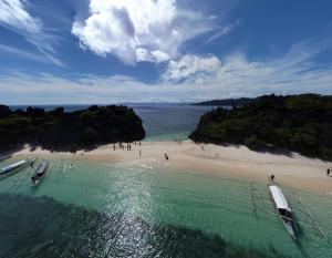 卡拉莫安Airusxander Front Beach Resort的两艘船在水面上享有海滩的空中景色