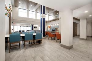 FestusHoliday Inn Express Hotel & Suites Festus-South St. Louis, an IHG Hotel的一间带桌椅的用餐室