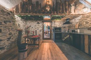 斯图蒙Romantic Getaway - Sauna and Jacuzzi - El Clandestino的一个带柜台和桌子的厨房