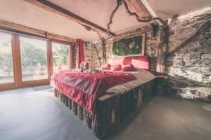 斯图蒙Romantic Getaway - Sauna and Jacuzzi - El Clandestino的卧室配有一张石墙内的大床
