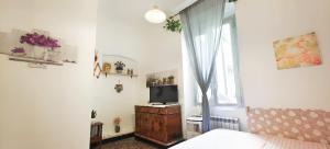 热那亚Genoa fiera b&b的一间卧室配有一张床,梳妆台上配有电视