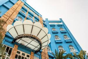 嘉义市安娜与国王酒店的蓝色的建筑,上面有kiwiana标志