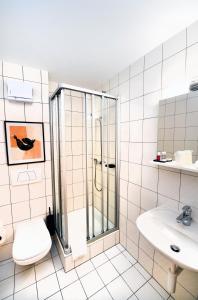 OllonHôtel de Ville d'Ollon的带淋浴、卫生间和盥洗盆的浴室
