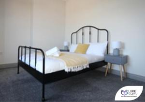 New BrancepethLuke Stays - Alum Waters的卧室配有黑白床和床头柜。