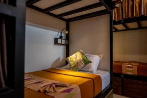 BatununggulThe Moon Hostel的一间卧室配有两张双层床和镜子