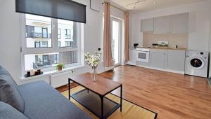 维尔纽斯New Ozas flat的客厅配有沙发和桌子