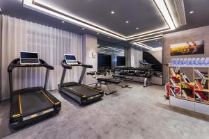南通南通金沙亚朵酒店的健身房,配有跑步机和健身器材