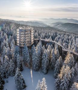 兹雷切Hotel Brinje的享有森林的空中景色,森林覆盖着雪花树木