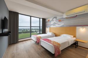 艾哈迈达巴德Ginger Ahmedabad RTO Circle的酒店客房设有两张床和大窗户。
