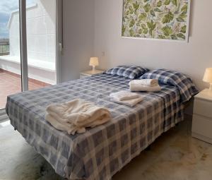 穆特克萨梅尔Résidence Bahia Golf的一间卧室配有一张床,上面有两条毛巾