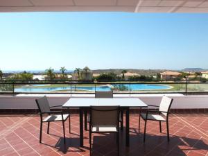 穆特克萨梅尔Résidence Bahia Golf的享有泳池景致的庭院配有桌椅。