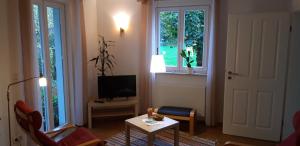 奥登塔尔Ferienwohnung Koch的一间带电视、桌子和窗户的客厅