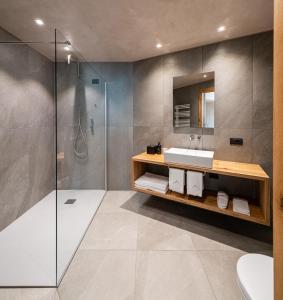 利维尼奥拉瑞斯酒店的一间带水槽和淋浴的浴室