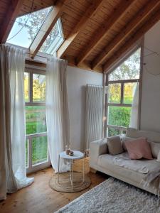 巴林根Architektenhaus Albblick的带沙发的客厅和部分窗户。