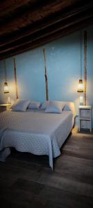 贝纳萨尔masia riu dels arbres的卧室配有白色床和蓝色墙壁