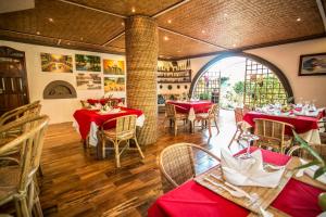 公主港维拉罗萨佛罗拉度假村的一间餐厅,房间内设有红色的桌椅