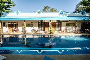 公主港维拉罗萨佛罗拉度假村的一座房子前面设有游泳池