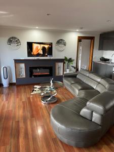 棕榈滩Palm beach Sydney, Modern home with water view的带沙发和壁炉的客厅