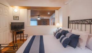 巴亚尔塔港One Beach Street Puerto Vallarta的一间卧室配有一张床,里面配有电视