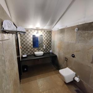 浦那Exotic Stay - a unique experience的一间带卫生间、水槽和镜子的浴室