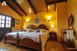 VillarmilCasa Rural La Cuesta的一间卧室设有一张黄色墙壁的大床