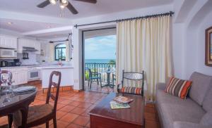 巴亚尔塔港One Beach Street Puerto Vallarta的带沙发和桌子的客厅以及厨房。