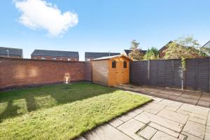 伍尔弗汉普顿Ideal 3 bed House in Wolverhampton - Parking的后院设有栅栏和草地庭院