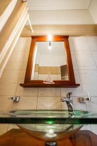 卡拉维塔Ξενώνας Βυσωκά的浴室设有镜子、水槽和台面