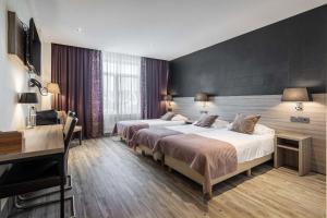 鹿特丹米兰诺酒店的酒店客房配有两张床和一张书桌