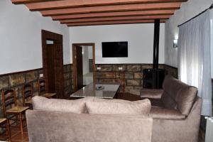 波索阿尔孔Casa rural Molino S CAZORLA PISCINA COMPARTIDA的客厅配有沙发和桌子