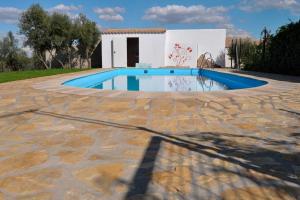 波索阿尔孔Casa rural Molino S CAZORLA PISCINA COMPARTIDA的一座游泳池,位于带房子的庭院中间