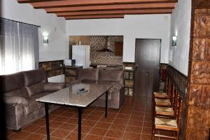 波索阿尔孔Casa rural Molino S CAZORLA PISCINA COMPARTIDA的客厅配有沙发和桌子